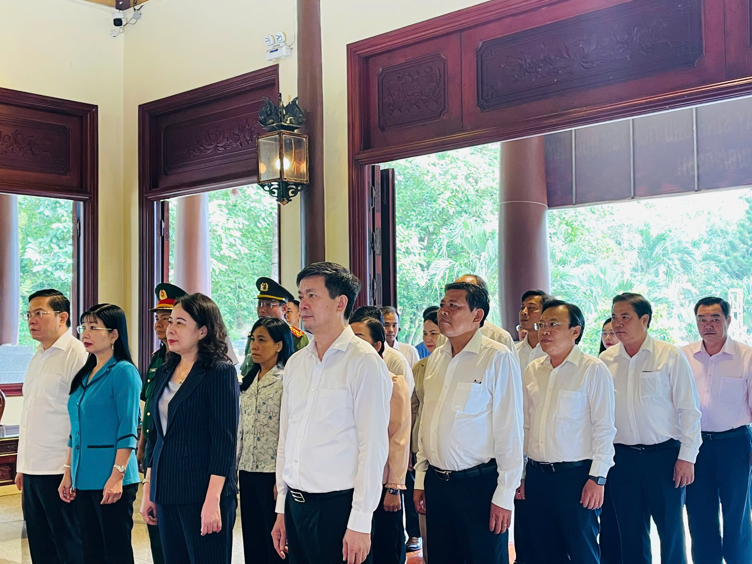 Đồng chí Võ Thị Ánh Xuân - Bí thư Trung ương Đảng, Phó Chủ tịch nước cùng đoàn công tác dâng hương Chủ tịch Tôn Đức Thắng